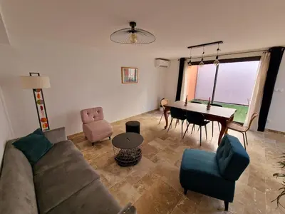 Coin salon dans l'établissement Maison neuve clim terrasse TV wifi fibré parking