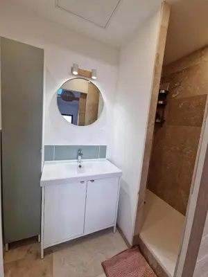 Salle de bains dans l'établissement Maison neuve clim terrasse TV wifi fibré parking