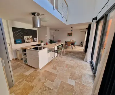 Cuisine ou kitchenette dans l'établissement Maison neuve clim terrasse TV wifi fibré parking