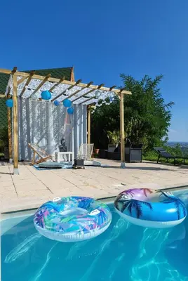 Piscine de l'établissement Tipi en bois tout équipé avec balnéo ou située à proximité