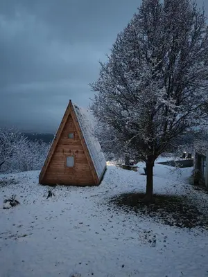L'établissement Tipi en bois tout équipé avec balnéo en hiver