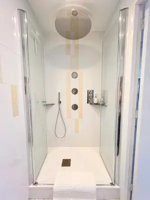 Salle de bains dans l'établissement Suite Cozy - lit rond Bergson Stade Zénith Technopole