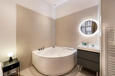 Salle de bains dans l'établissement Cosy Opéra - Studio avec Balnéo et clim à Lyon