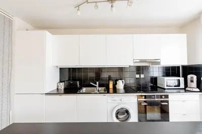 Cuisine ou kitchenette dans l'établissement Lyon 8 Beautiful, bright and quiet apartment