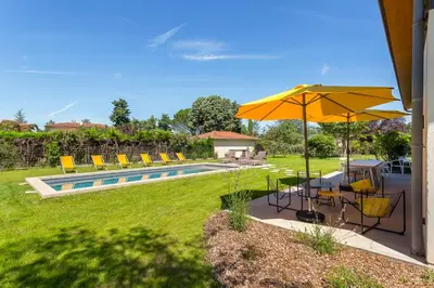 Piscine de l'établissement Villa prestige piscine climatisation standing Lyon Ouest ou située à proximité