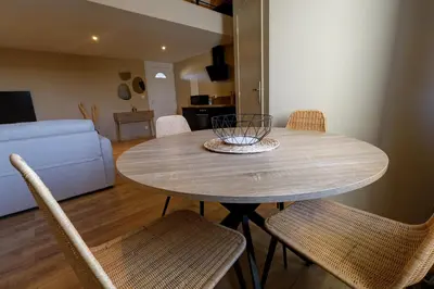Coin salon dans l'établissement Duplex avec terrasse proche Pérouges Meximieux CNPE BUGEY