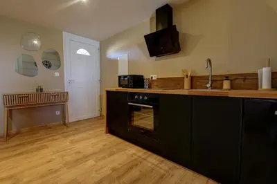 Cuisine ou kitchenette dans l'établissement Duplex avec terrasse proche Pérouges Meximieux CNPE BUGEY