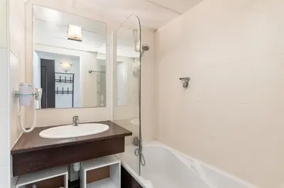 Salle de bains dans l'établissement le Valmy avec balcon