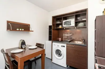 Cuisine ou kitchenette dans l'établissement le Valmy avec balcon
