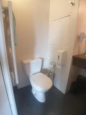 Salle de bains dans l'établissement le Valmy avec balcon