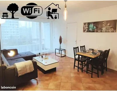 Coin salon dans l'établissement Grand T2 central, balcons sur parc