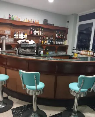 Salon ou bar de l'établissement Les nouveaux Ambassadeurs