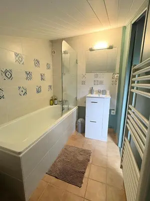 Salle de bains dans l'établissement Vue, charme, calme Duplex cosy à 10 min de Lyon