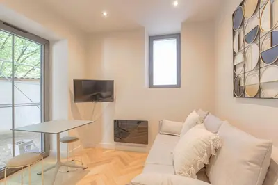 Télévision ou salle de divertissement dans l'établissement Studio contemporain avec terrasse ensoleillée