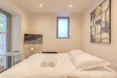 Un ou plusieurs lits dans un hébergement de l'établissement Studio contemporain avec terrasse ensoleillée