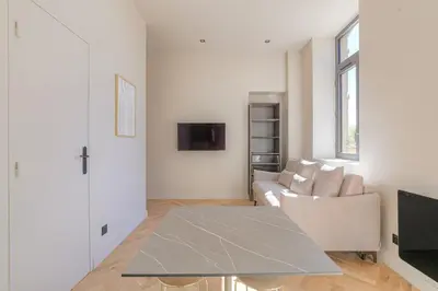 Télévision ou salle de divertissement dans l'établissement Splendide studio, terrasse ensoleillée, Ecully