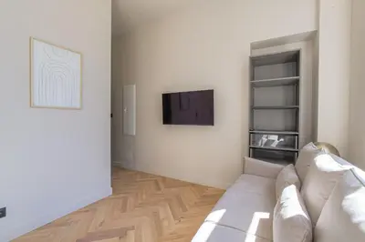 Télévision ou salle de divertissement dans l'établissement Splendide studio, terrasse ensoleillée, Ecully