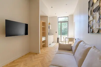 Télévision ou salle de divertissement dans l'établissement Studio avec terrasse aux portes de Lyon, Ecully