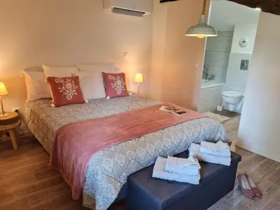Un ou plusieurs lits dans un hébergement de l'établissement Escapade Champ'être 6 à 8 personnes Spa et Escape Game