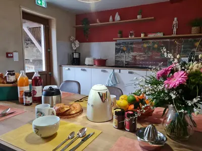 Cuisine ou kitchenette dans l'établissement Escapade Champ'être 6 à 8 personnes Spa et Escape Game