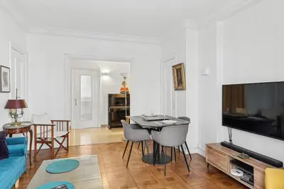 Télévision ou salle de divertissement dans l'établissement Magnifique appartement au cœur du 6ème