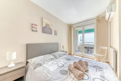 Un ou plusieurs lits dans un hébergement de l'établissement GuestReady - Sleek & Sunny Comfort near the Tram