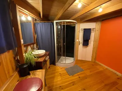 Salle de bains dans l'établissement Yourte Brigîte