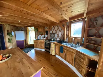 Cuisine ou kitchenette dans l'établissement Yourte Brigîte