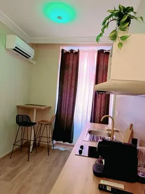 Télévision ou salle de divertissement dans l'établissement Studio calme avec jacuzzi accès bus direct gare