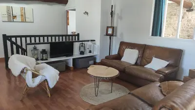 Télévision ou salle de divertissement dans l'établissement Gîte Les Capréoles, maison vigneronne de caractère