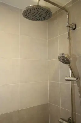 Salle de bains dans l'établissement Gîte de la Serve La Balme-les-Grottes