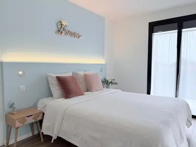 Un ou plusieurs lits dans un hébergement de l'établissement Villa Lumière - Confort, spa, piscine, recharge véhicule & babyfoot