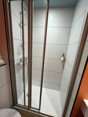Salle de bains dans l'établissement Unisotel