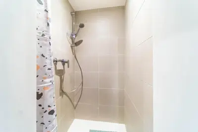 Salle de bains dans l'établissement Cosy studio for 2 in the heart of the Cordeliers