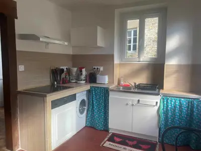 Cuisine ou kitchenette dans l'établissement La glycine