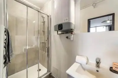 Salle de bains dans l'établissement Studio AVENTURE - Le Méridien #Lave-vaisselle #Wifi #Ventilateur