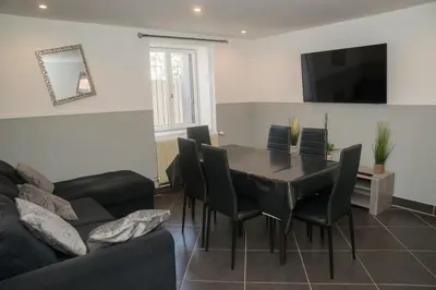 Télévision ou salle de divertissement dans l'établissement Maison de ville meublée 60m2
