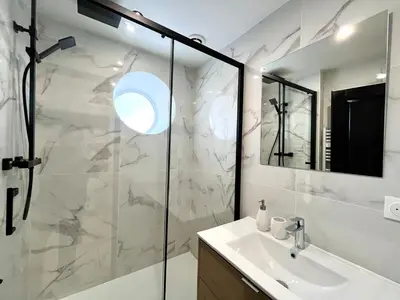 Salle de bains dans l'établissement T3 rénové à 15 min de Lyon