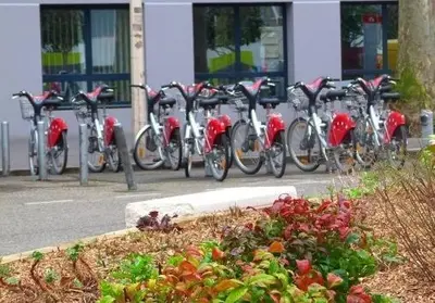 Vélo sur le terrain de l'établissement Le Lacassagne avec parking ou dans les environs