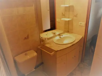 Salle de bains dans l'établissement Studio climatise avec piscine