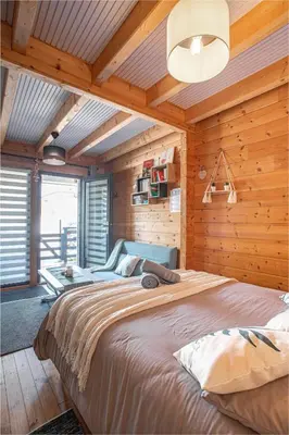 Un ou plusieurs lits dans un hébergement de l'établissement Ambiance Bois & Charme Proche Lyon