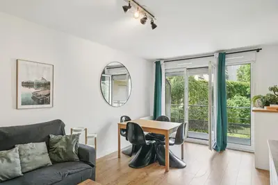 Coin salon dans l'établissement Superbe appartement avec terrasse cosy & spacieux - Lyon 3