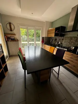 Cuisine ou kitchenette dans l'établissement Appartement Spacieux à Bron - 30' Groupama Stadium