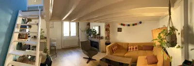 Coin salon dans l'établissement Atypical, calme et lumineux