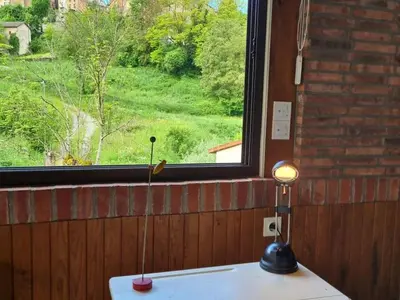 Jardin de l'établissement Gîte confortable à Néronde pour 6 personnes avec Wifi et jardin - FR-1-496-357