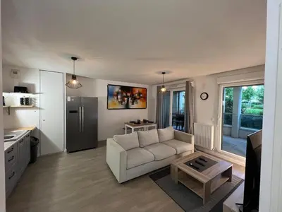 Cuisine ou kitchenette dans l'établissement T2 moderne avec terrasse, proche de Lyon