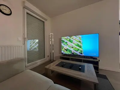 Télévision ou salle de divertissement dans l'établissement T2 moderne avec terrasse, proche de Lyon