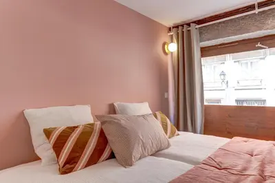 Un ou plusieurs lits dans un hébergement de l'établissement Le Velours 2 bedrooms 4 beds central