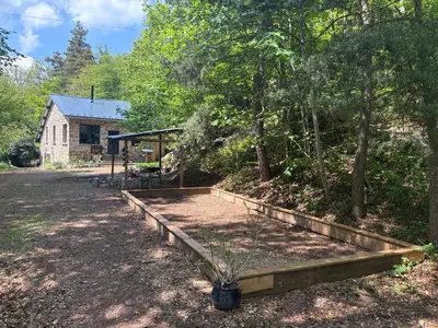 Jardin de l'établissement Le refuge d'Yzeron, gite autonome en pleine forêt pour 8 personnes