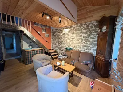 Coin salon dans l'établissement Le refuge d'Yzeron, gite autonome en pleine forêt pour 8 personnes